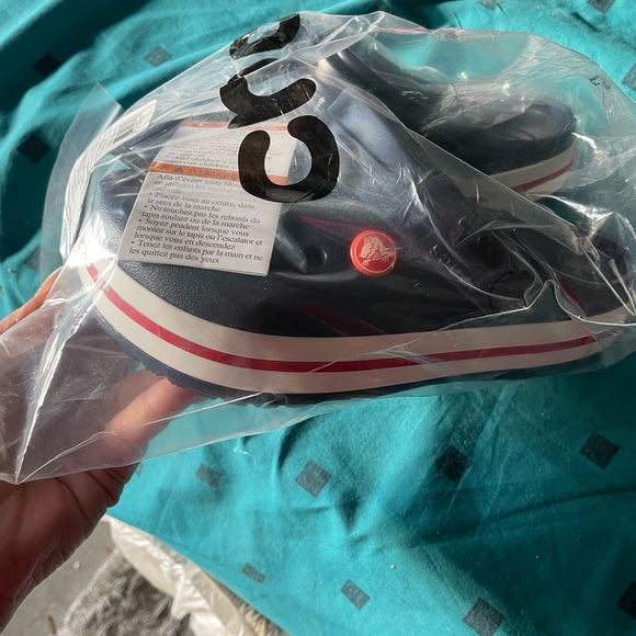 Lot of 2 Brand new in bag crocs. Boys junior size J1 SOLD OUT!!! - Picture 3 of 4